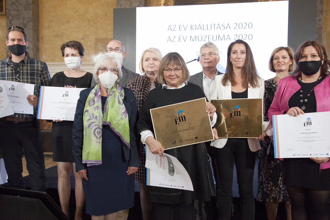 Fabényi Julia igazgató átveszi az Év Múzeuma 2020 díjat |   Fotó: Rosta József © Magyar Nemzeti Múzeum