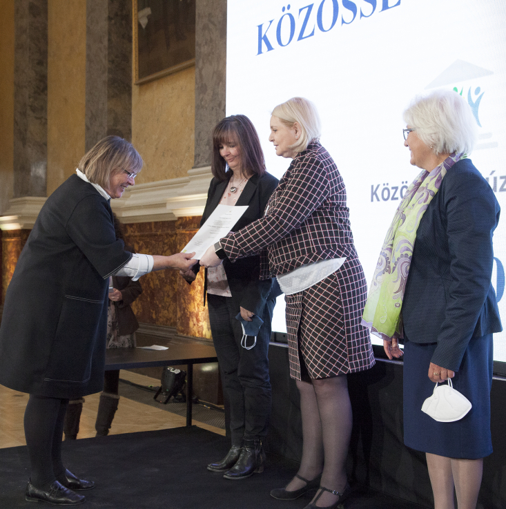 Fabényi Julia igazgató átveszi az Év Múzeuma 2020 díjat Krucsainé Herter Anikótól, az EMMI kulturális kapcsolatokért és fejlesztésekért felelős helyettes államtitkárától |   Fotó: Rosta József © Magyar Nemzeti Múzeum