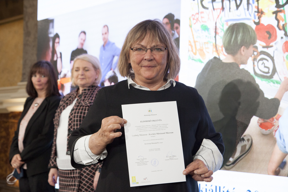 Fabényi Julia igazgató átveszi az Év Múzeuma 2020 díjat |   Fotó: Rosta József © Magyar Nemzeti Múzeum