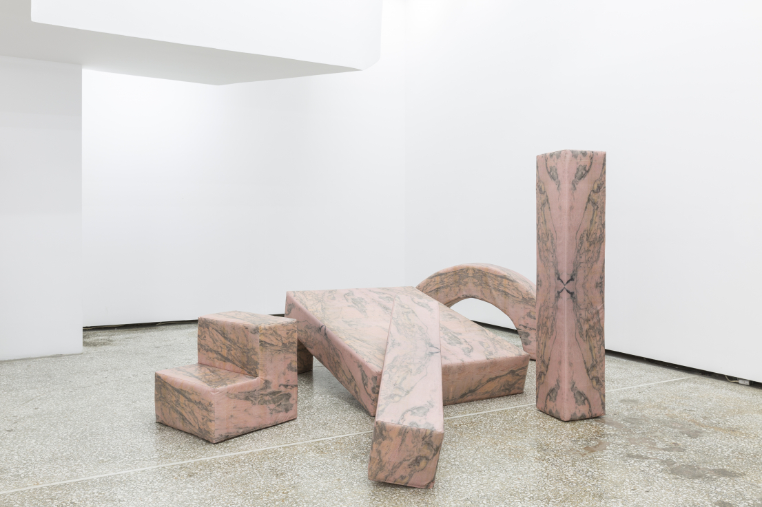 Andreas Angelidakis, Domesticated Ruin, 2018. Photo vinyl, foam modules, dimensions variable, ed 2/3. Courtesy of the artist and The Breeder, Athens  /  Andreas Angelidakis, Háziasított romok, 2018. Fotó vinil, habszivacs elemek, változó méret, ed 2/3. A művész és a The Breeder, Athén jóvoltából