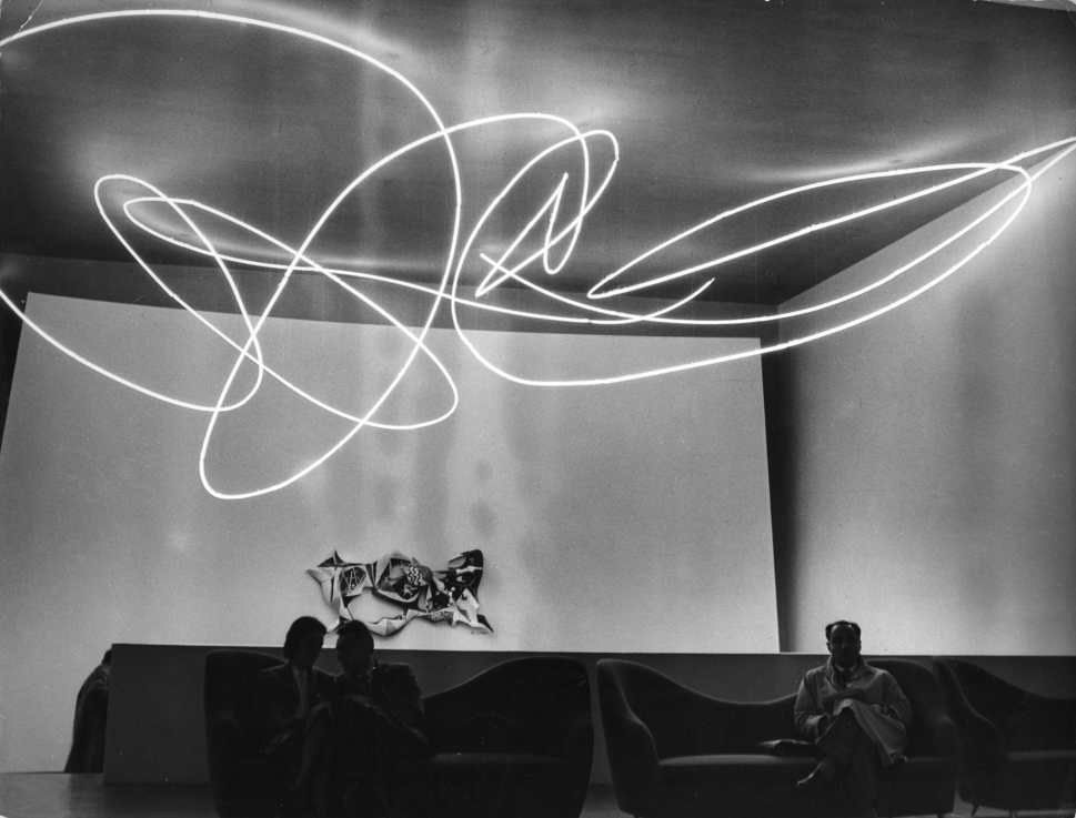 Lucio Fontana &quot;Struttura al Neon per la IX Triennale di Milano&quot;, 51 A1-a, 1951. Photograph, 18,1 × 23,9 cm. Courtesy of Fondazione Lucio Fontana  /  Lucio Fontana, Neonszerkezet a IX. Milánói Triennáléra, 51 A1-a, 1951. Fotó, 18,1 × 23,9 cm. A Fondazione Lucio Fontana jóvoltából