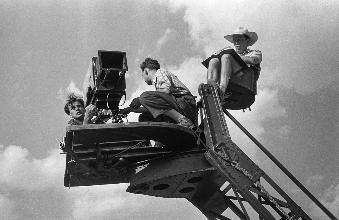 Szécsényi Ferenc operatőr (bal szélen) és Fábri Zoltán rendező (jobb szélen) a Hannibál tanár úr című film forgatásán, 1956 ©Inkey Tibor/NFI | Cinematographer Ferenc Szécsényi (left) and director Zoltán Fábri (right) shooting Professor Hannibal, 1956 ©Tibor Inkey /NFI