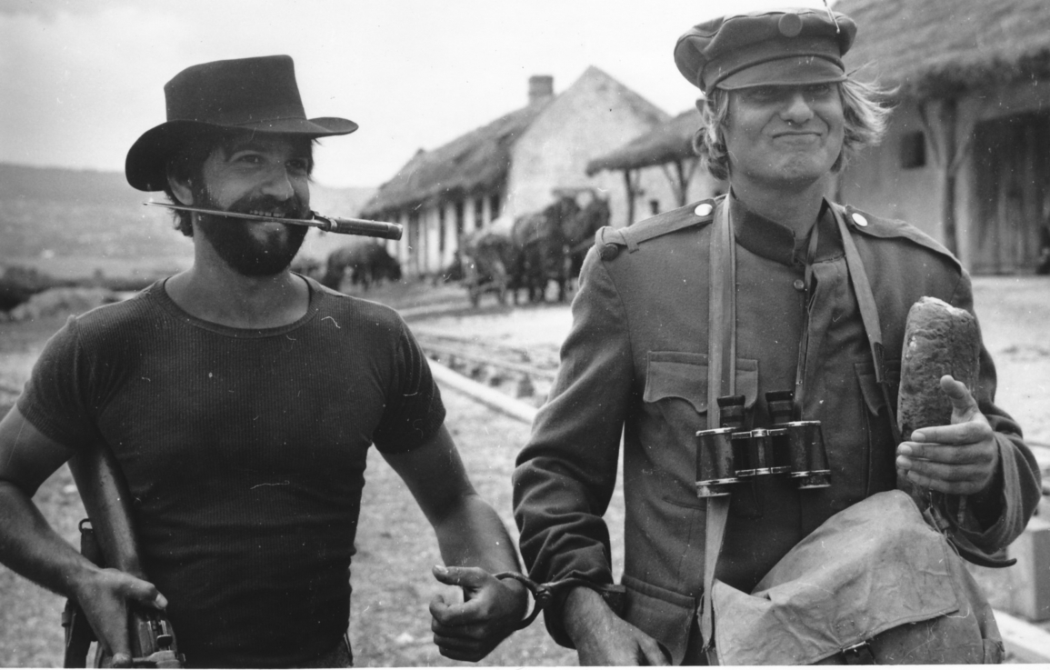 Kende János operatőr és Jancsó Miklós rendező az Égi bárány című film forgatásán, 1970 ©Friedmann Endre, Szóvári Gyula. Kende János tulajdona. | Cinematographer János Kende and director Miklós Jancsó shooting Agnus Dei, 1970 ©Endre Friedmann, Gyula Szóvári. Courtesy of János Kende.