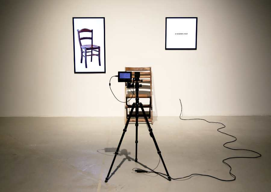 „Nem vagyok robot.” A szingularitás határain | James BRIDLE: Autonomous Trap 001, 2017. performance-dokumentáció, 150x200 cm Fito SEGRERA, 1_&amp;_n_chairs, 2017. multimédia-installáció