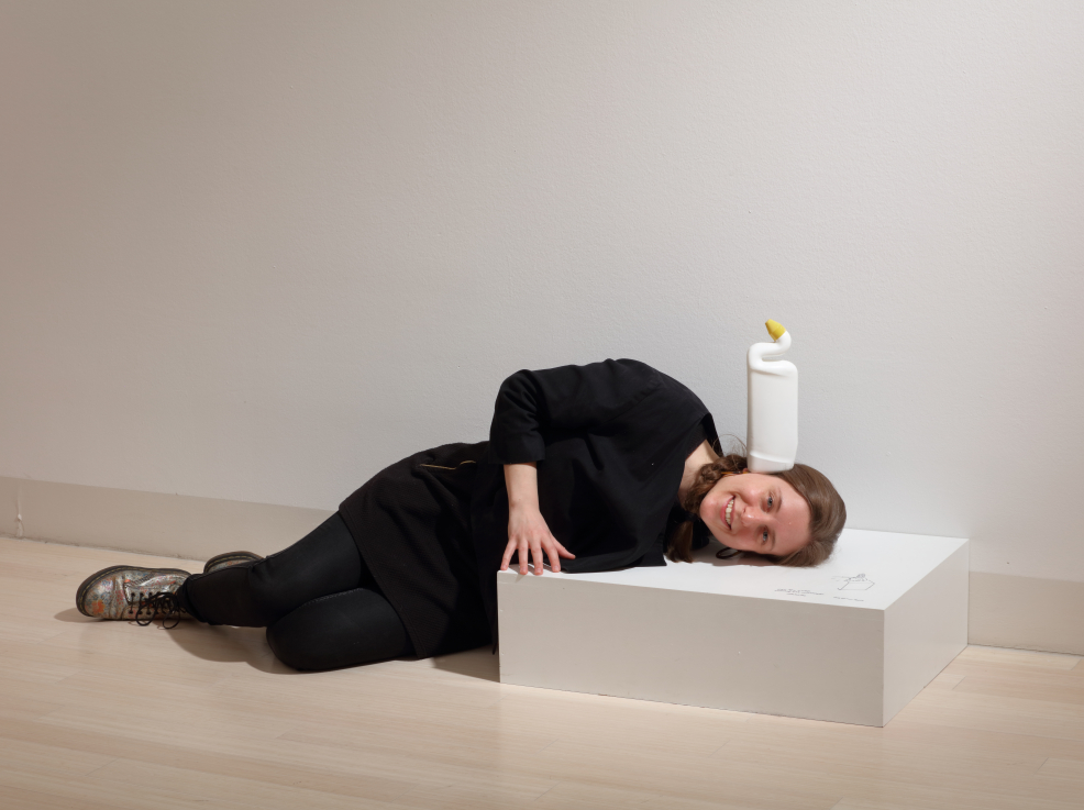 Erwin WURM: Gondolj az emésztésedre - az Egyperces szobrok sorozatból / Think about your digestion - from the series One minute sculptures, 2005 posztamens, használati utasítás, műanyag flakon / pedestal, instruction drawing, plastic bottle; 20x70x50 cm; 27x8,5x50 cm  Az Atelier Erwin Wurm dománya / Donation of the Atelier Erwin Wurm, 2018