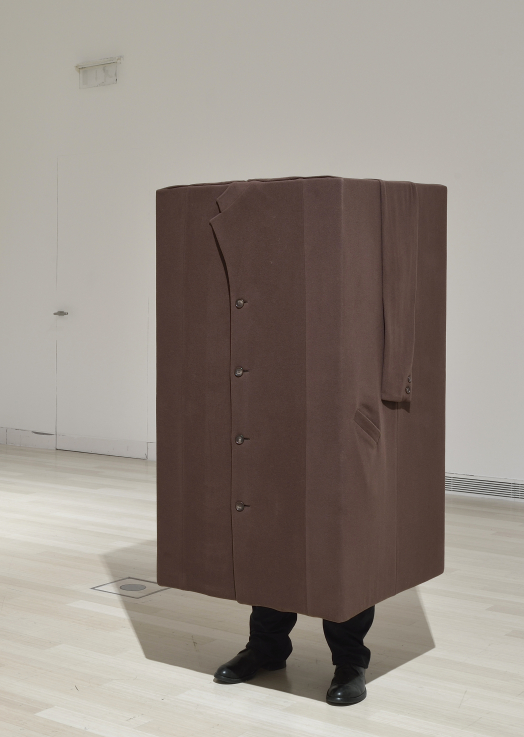Erwin WURM: Hipnózis II. (Kabát) / Hypnosis II. (Coat), 2008 akrilfesték, fa, ruhák / Acrylic, wood, clothes; 157,5x66,5x65,5 cm  Az Atelier Erwin Wurm adománya / Donation of the Atelier Erwin Wurm, 2018