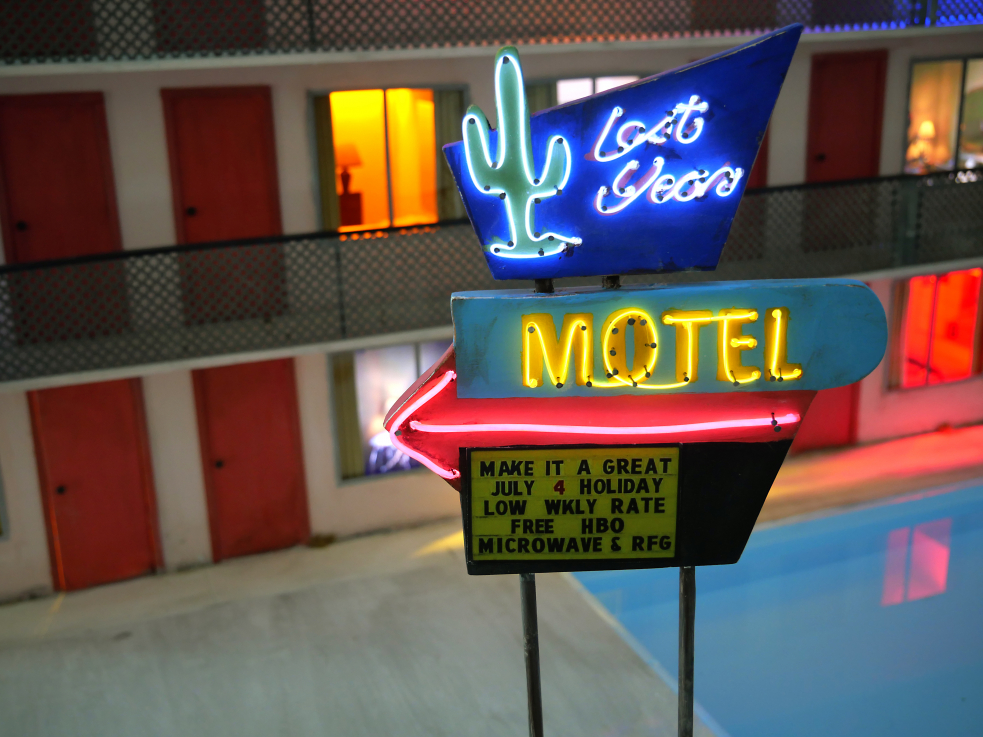 Kisebb világok. Dioráma a kortárs képzőművészetben | Lost Year Motel (detail), 2020  mixed media sculpture with video / vegyestechnika, plasztika videóval  70 cm high x 127 cm wide x 70 cm deep / 70 cm x 127 cm x 70 cm  courtesy of Studio la Città, Verona / a Studio la Città, Verona jóvoltából