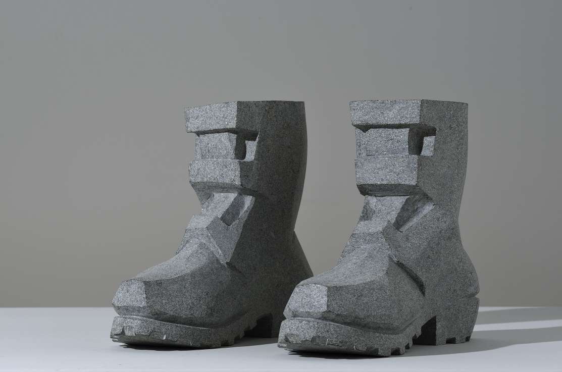 Mykola RIDNYI: Sok csepp követ váj – Cím nélkül / Water wears away the stone / Untitled, 2013 gránit / granite; 20x45x50 cm  Peter und Irene Ludwig Stiftung, Aachen, letét / Long-term loan from the Peter und Irene Ludwig Stiftung, Aachen, 2019