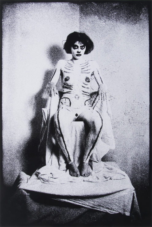 UJJ Zsuzsi: Trónusos / With a Trone, 1986  ezüst zselatin, papír / silver gelatin on paper; 59,5x 49,5 cm Múzeumi vásárlás / Purchased, 2013