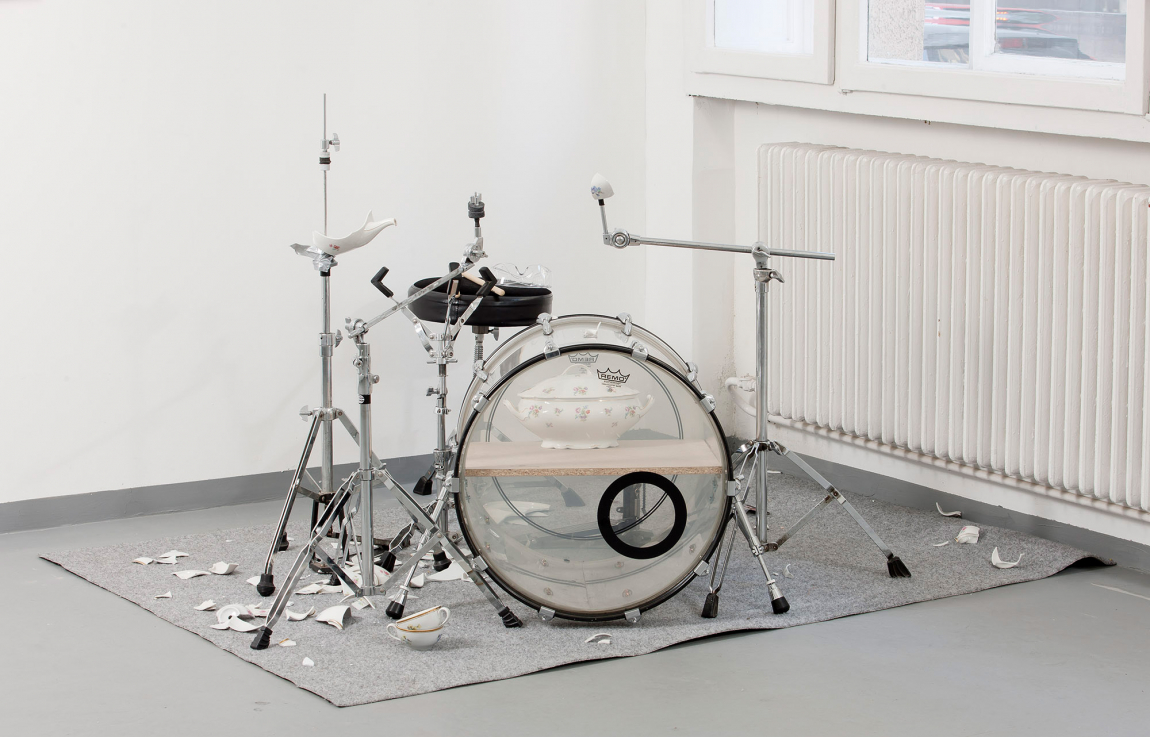 FELSMANN István  Családi porcelánkészlet (közreműködő: Somló Dániel) | Family Porcelain Set (contribution by Dániel Somló), 2014–2022  performansz, porcelánkészlet, dobfelszerelés; változó méret | performance, porcelain, drum set; variable dimensions  A művész jóvoltából | Courtesy of the artist  Fotó | Photo: AKNAI Csaba