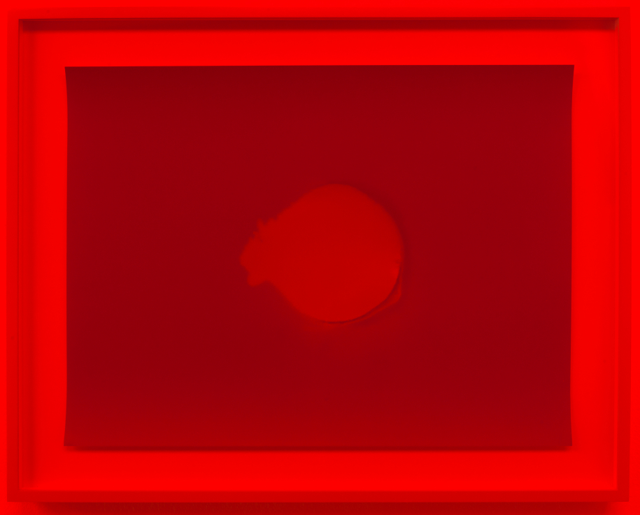 Dane MITCHELL  Üres szoba illata parfümfelhő (szilárd) | The Smell of an Empty Space Perfume Plume (Solid), 2011–2022 illatmolekula, fixálatlan fotópapír, fényszűrő, keret; egyenként 48,2 x 38 cm | aroma molecules, unfixed photographic paper, light filters, frame; 48,2 x 38 cm each  A művész jóvoltából | Courtesy of the artist  Fotó | Photo: Sam HARTNETT