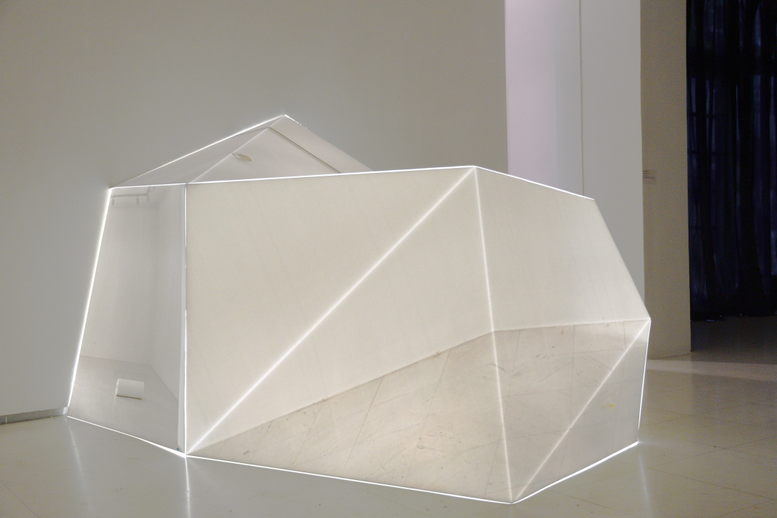 Nika RADIĆ  Buborék | Bubble, 2021  digitális nyomat lemezeken, hang, fény | digital print on composite plates, sound, light; 120 x 220 x 140 cm  A művész jóvoltából | Courtesy of the artist  Fotó | Photo: Nika RADIĆ