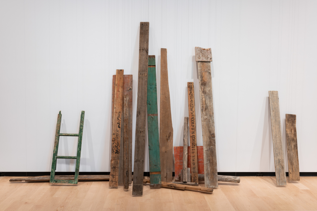 Cornelia PARKER  Senkiföldje | No Man’s Land, 2018  talált fa, huzal | found wood, wire; 240 x 442 x 83 cm  A művész és a Frith Street Gallery, London jóvoltából | Courtesy of the artist and Frith Street Gallery, London  Fotó | Photo: A Frith Street Gallery, London jóvoltából | Courtesy of the Frith Street Gallery, London