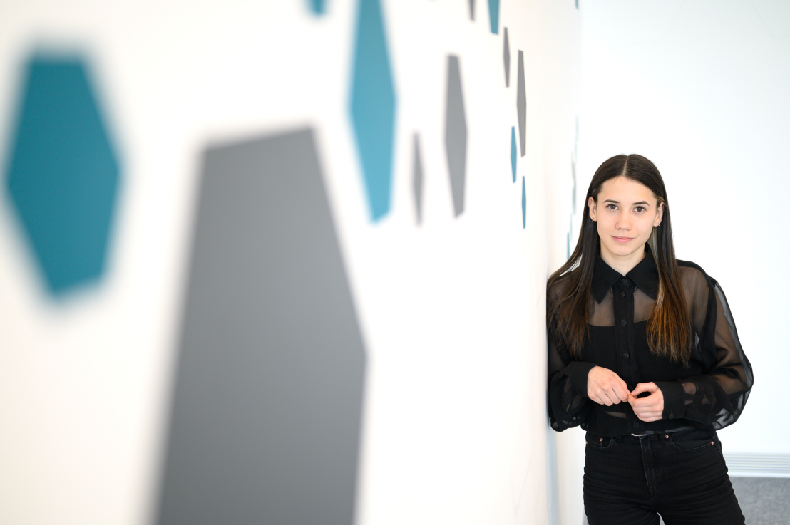 A nyertes munka megalkotója: paszternák Csenge. Fotó: SZABÓ Zsófia © Ludwig Múzeum – Kortárs Művészeti Múzeum  //  Photo: Zsófia SZABÓ © Ludwig Museum – Museum of Contemporary Art