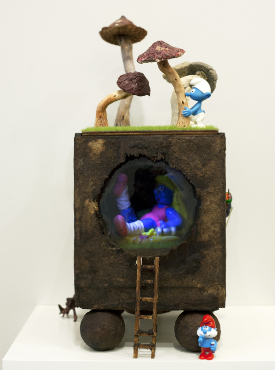 KARÁCSONYI László: Fel akarok nőni (törpkukkolda) / I Wanna Grow up (dwarf peepshow), 2013; fa, nagyítólencse, műanyag, fém, LED / wood, magnifying glass, plastic, metal, LED; 20x15x35 cm A művész jóvoltából / Courtesy of the artist