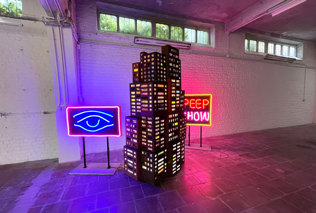 Tracey SNELLING: Figyelsz engem, figyellek téged / Watching me Watching you, 2021; fa, festék, tintasugaras nyomatok, műanyag, elektrolumineszcens huzal, lámpák, médialejátszók, LCD-képernyők, LED, hangszórók, transzformátor / wood, paint, inkjet prints, plastic, electroluminescent wire, lights, media players, LCD screens, LED light, speakers, transformer A művész és a Pulpo Gallery, Murnau am Staffelsee jóvoltából / Courtesy of the artist and Pulpo Gallery, Murnau am Staffelsee