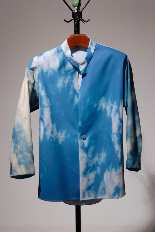 LENGYEL ANDRÁS: FELHŐKABÁT (1981–2004) digitális nyomat textilen, vállfa, fogas, normál méretű zakó A művész ajándéka, 2004