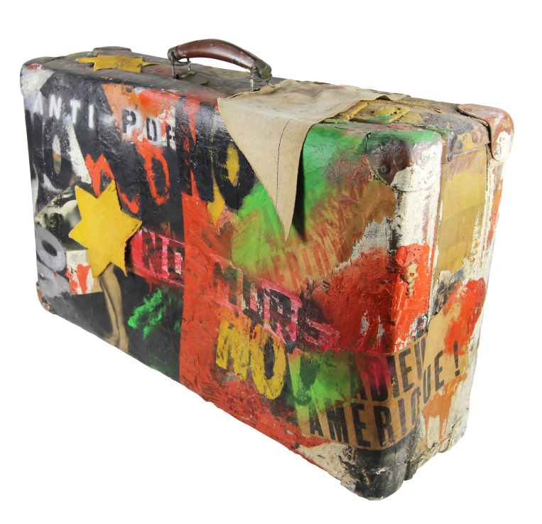 Boris Lurie, Immigrant’s NO Suitcase / Emigráns NO börönd  (Anti-Pop), 1963 acrylic, fabric, and paper collage on suitcase,/ akril, papírkollázs, bőrönd 38.1 × 58.4 × 17.8 cm Boris Lurie Art Foundation # 000548 ©Boris Lurie Art Foundation