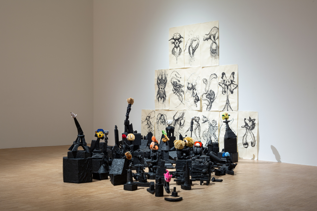 Annette MESSAGER: Az állatok bosszúja | La revanche des animaux, 2019-2021 installáció: különböző anyagok, fekete fólia, festék, plüssállatok| installation: various materials, black wrap, paint, soft toys; 300 x 498 x 430 cm 15 darab rajz: akril Japán papíron | 15 drawings: acrylic paint on Japanese paper; 100 x 80 cm installációs nézet | installation view: Annette Messager - Désirs désordonnés / Disordered Desires,  ARoS Aarhus Art Museum  A művész és a Marian Goodman Gallery jóvoltából| Courtesy the Artis