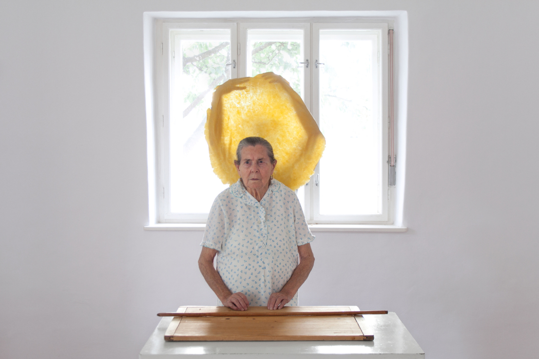 Fátyol Viola: Mama tésztaglórával / Grandma with pasta-glory, 2009, A művész jóvoltából / Courtesy of the artist