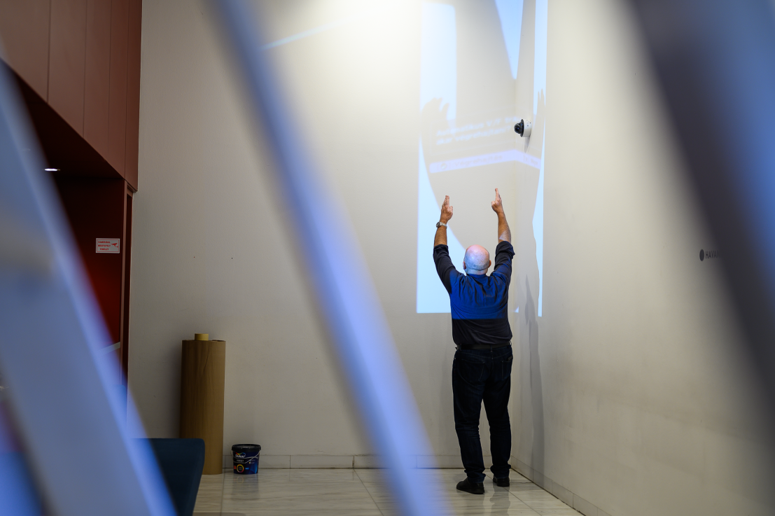 Nedko SZOLAKOV: Az 5-ös számú sarokba szorított egyéni kiállítás, 2024, helyspecifikus installáció, A művész ajándéka, Fotó: Szabó Zsófia /// Nedko SOLAKOV: A Cornered Solo Show #5, 2024, site-specific installation, Donated by the artist, Photo: Zsófia Szabó