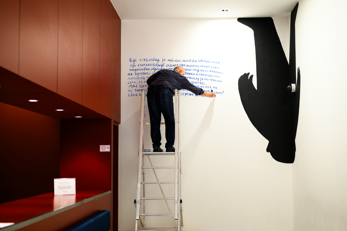 Nedko SZOLAKOV: Az 5-ös számú sarokba szorított egyéni kiállítás, 2024, helyspecifikus installáció, A művész ajándéka, Fotó: Szabó Zsófia /// Nedko SOLAKOV: A Cornered Solo Show #5, 2024, site-specific installation, Donated by the artist, Photo: Zsófia Szabó