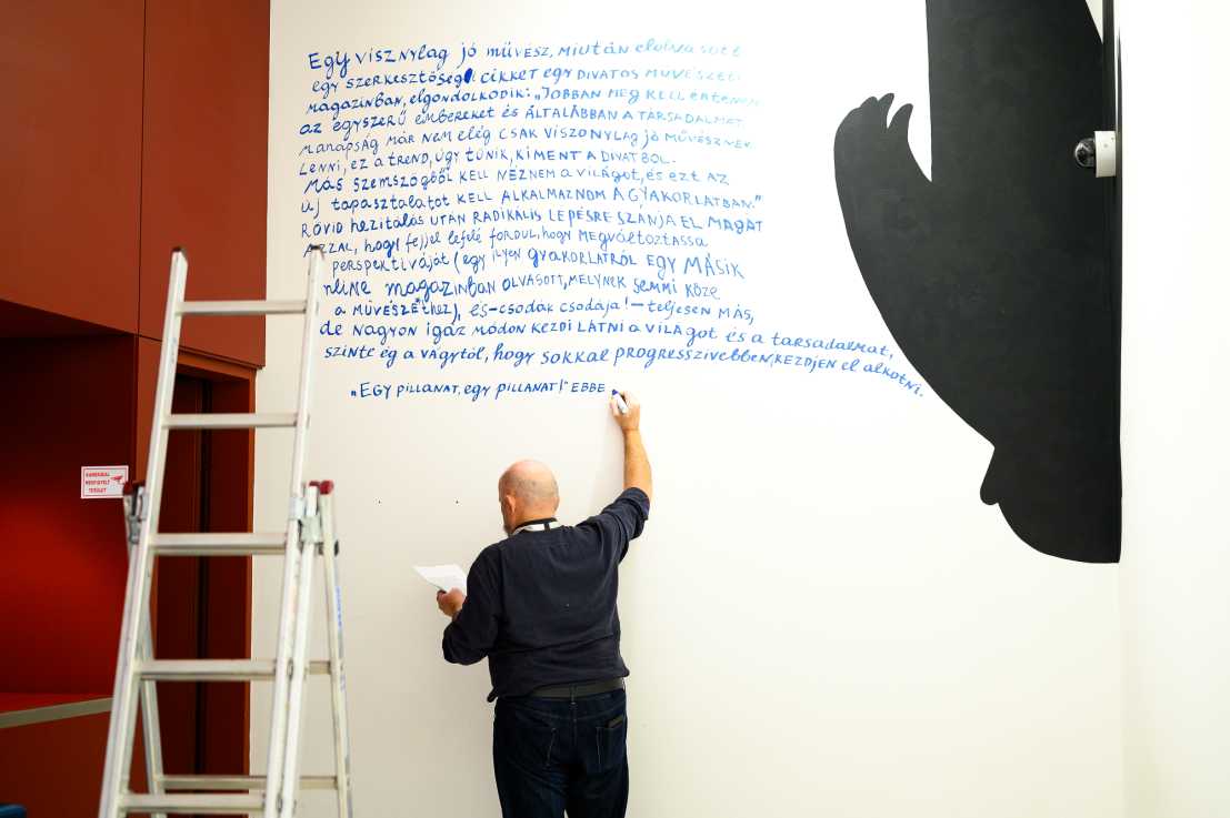 Nedko SZOLAKOV: Az 5-ös számú sarokba szorított egyéni kiállítás, 2024, helyspecifikus installáció, A művész ajándéka, Fotó: Szabó Zsófia /// Nedko SOLAKOV: A Cornered Solo Show #5, 2024, site-specific installation, Donated by the artist, Photo: Zsófia Szabó