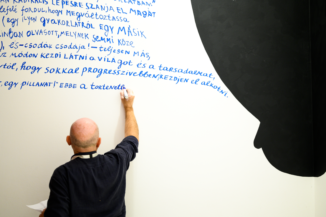 Nedko SZOLAKOV: Az 5-ös számú sarokba szorított egyéni kiállítás, 2024, helyspecifikus installáció, A művész ajándéka, Fotó: Szabó Zsófia /// Nedko SOLAKOV: A Cornered Solo Show #5, 2024, site-specific installation, Donated by the artist, Photo: Zsófia Szabó