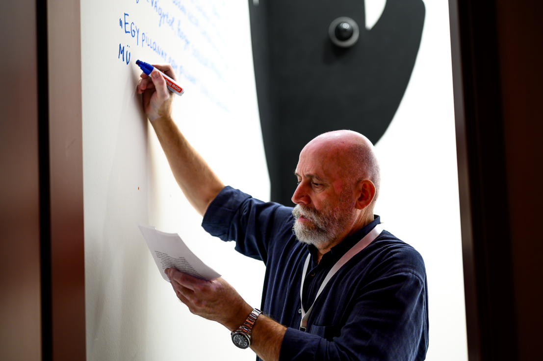 Nedko SZOLAKOV: Az 5-ös számú sarokba szorított egyéni kiállítás, 2024, helyspecifikus installáció, A művész ajándéka, Fotó: Szabó Zsófia /// Nedko SOLAKOV: A Cornered Solo Show #5, 2024, site-specific installation, Donated by the artist, Photo: Zsófia Szabó