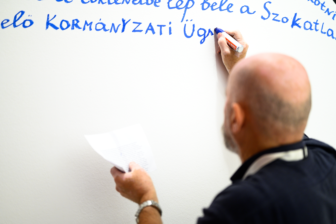 Nedko SZOLAKOV: Az 5-ös számú sarokba szorított egyéni kiállítás, 2024, helyspecifikus installáció, A művész ajándéka, Fotó: Szabó Zsófia /// Nedko SOLAKOV: A Cornered Solo Show #5, 2024, site-specific installation, Donated by the artist, Photo: Zsófia Szabó