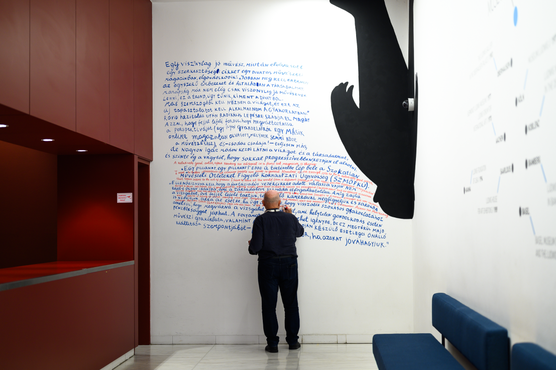 Nedko SZOLAKOV: Az 5-ös számú sarokba szorított egyéni kiállítás, 2024, helyspecifikus installáció, A művész ajándéka, Fotó: Szabó Zsófia /// Nedko SOLAKOV: A Cornered Solo Show #5, 2024, site-specific installation, Donated by the artist, Photo: Zsófia Szabó