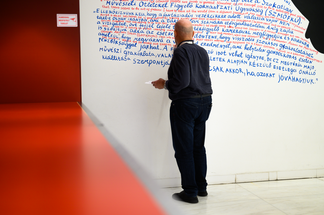 Nedko SZOLAKOV: Az 5-ös számú sarokba szorított egyéni kiállítás, 2024, helyspecifikus installáció, A művész ajándéka, Fotó: Szabó Zsófia /// Nedko SOLAKOV: A Cornered Solo Show #5, 2024, site-specific installation, Donated by the artist, Photo: Zsófia Szabó