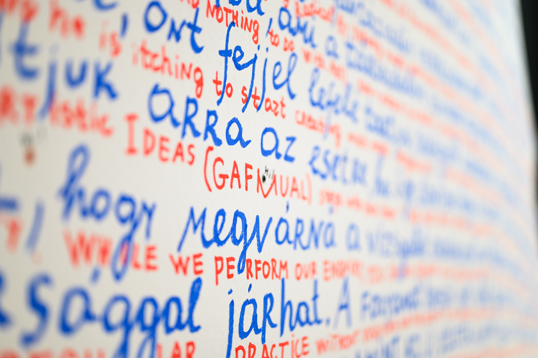 Nedko SZOLAKOV: Az 5-ös számú sarokba szorított egyéni kiállítás, 2024, helyspecifikus installáció, A művész ajándéka, Fotó: Szabó Zsófia /// Nedko SOLAKOV: A Cornered Solo Show #5, 2024, site-specific installation, Donated by the artist, Photo: Zsófia Szabó