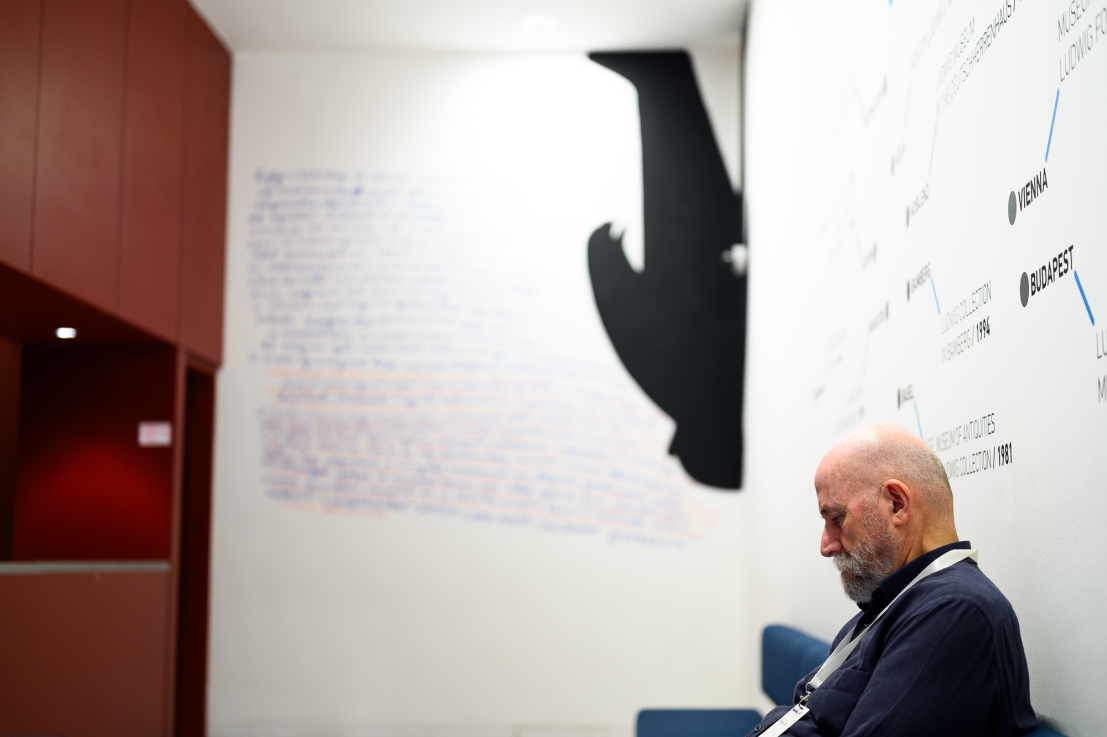 Nedko SZOLAKOV: Az 5-ös számú sarokba szorított egyéni kiállítás, 2024, helyspecifikus installáció, A művész ajándéka, Fotó: Szabó Zsófia /// Nedko SOLAKOV: A Cornered Solo Show #5, 2024, site-specific installation, Donated by the artist, Photo: Zsófia Szabó