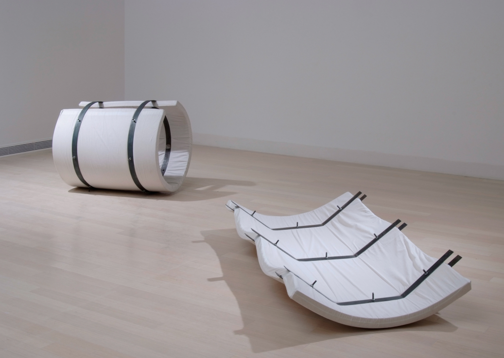 Deli Ágnes: Holdidő I–II. (1996), szivacs, vászon, vas. Fotó: Rosta József //  Deli, Ágnes: Moon Time 1–2 (1996), sponge, canvas, iron. Photo: Rosta József