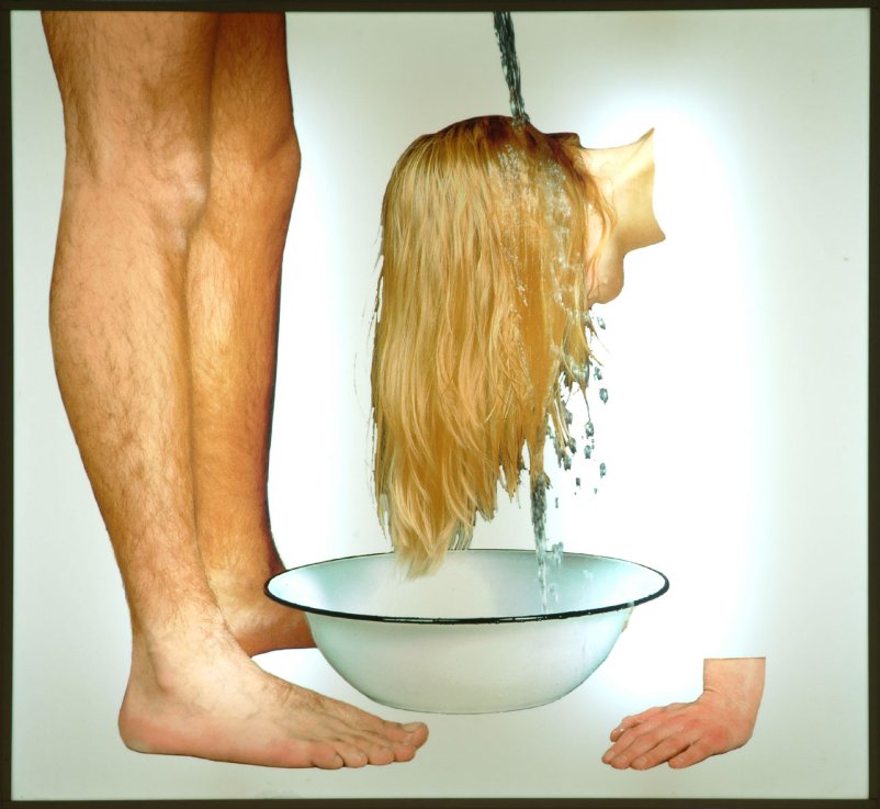 Deskur Marta: Hajmosás (1999), duratrans, plexi, világítódoboz. Fotó: Rosta József //  Deskur, Marta: Hair-Washing (1999), duratrans on plexi. Fotó: Rosta József