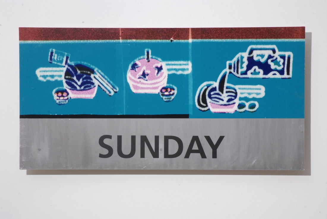 Eperjesi Ágnes: Heti étrend (Vasárnap) (1996), színes nagyítás átlátszó csomagolóanyagokról, betűkivágás, alumínium. Fotó: Rosta József // Eperjesi, Ágnes: Weekly Menu (Sunday) (1996), Photography on aluminium. Photo: Rosta József