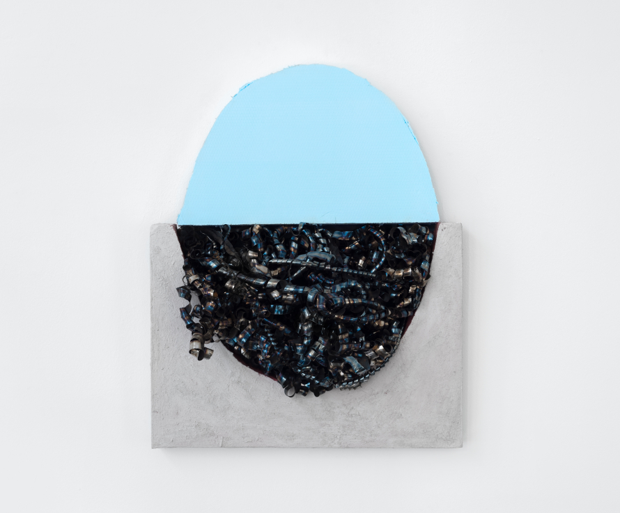 BALÁZS Nikolett Nyitott doboz Opened Box 2021 XPS poliészter lap, csemperagasztó, ipari forgács XPS polyester sheet, tile adhesive, industrial metal shavings 70 ✕ 60 ✕ 30 cm © MNB Arts and Culture