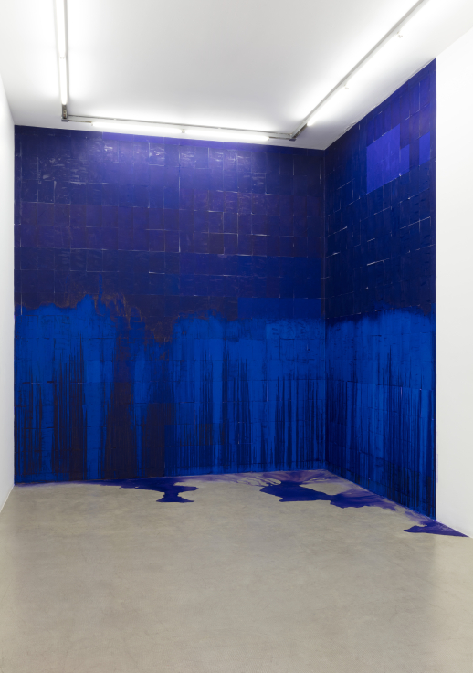 Latifa Echakhch: Minden sablonhoz egy forradalom / À chaque stencil une révolution / For Each Stencil a Revolution, 2007 A4-es szénpapír, ragasztó, metilalkohol (installáció 1 falra) / papier carbone A4, colle, alcool de méthylène (installation pour 1 mur) / A4 carbon paper, glue, methylene alcohol (installation for one wall)  edition of 3 + 2 AP Installation View, Kaufmann Repetto, Milan Courtesy of the Artist and Kaufmann Repetto, Milan / New York Photo: Andrea Rossetti