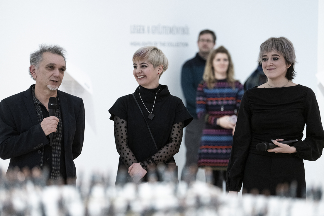 Hemrik László, Nagy Barbara és Bence Bettina, a Gyakran Ismételt Kérdések című módszertani kiállítás megálmodói. Fotó: Glódi Balázs © Ludwig Múzeum