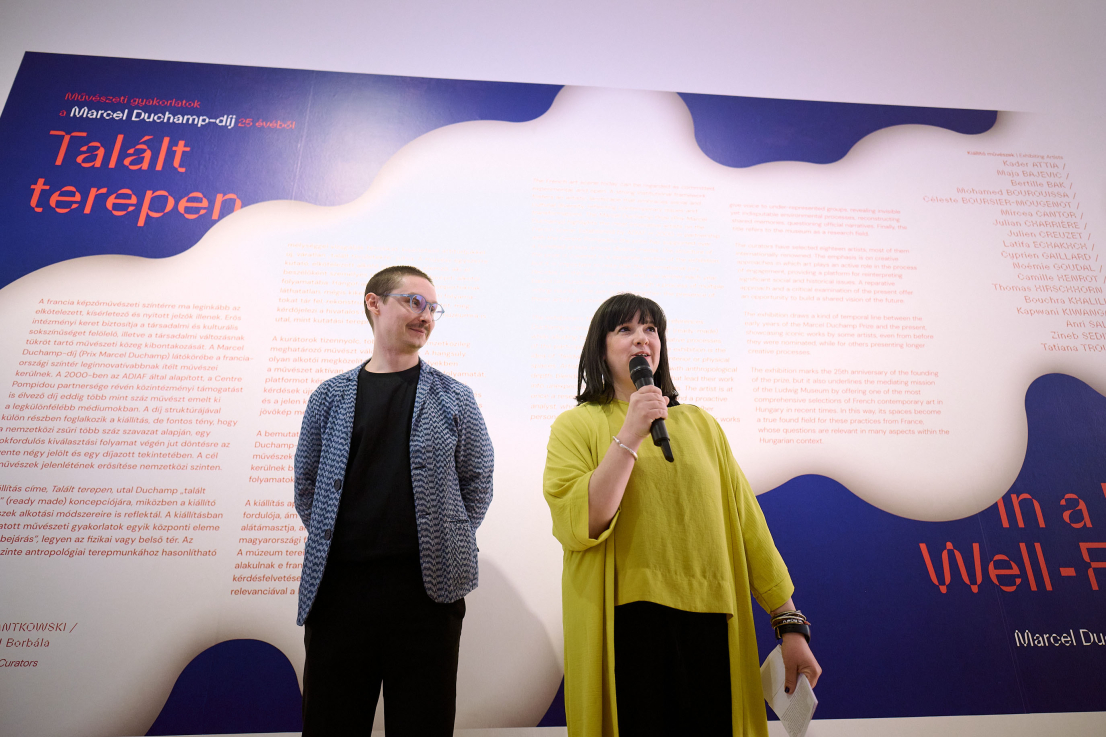 Jan Elantkowski és Kálmán Borbála kurátori tárlatvezetése a Talált terepen című kiállításban. Fotó:  © Ludwig Múzeum