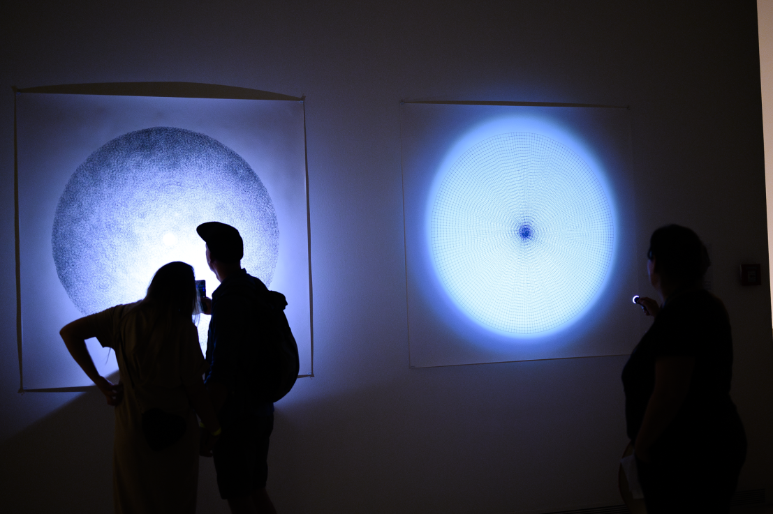 Zseblámpás éjszakai tárlatvezetés a GYIK kiállításban, Fotó: © Ludwig Múzeum