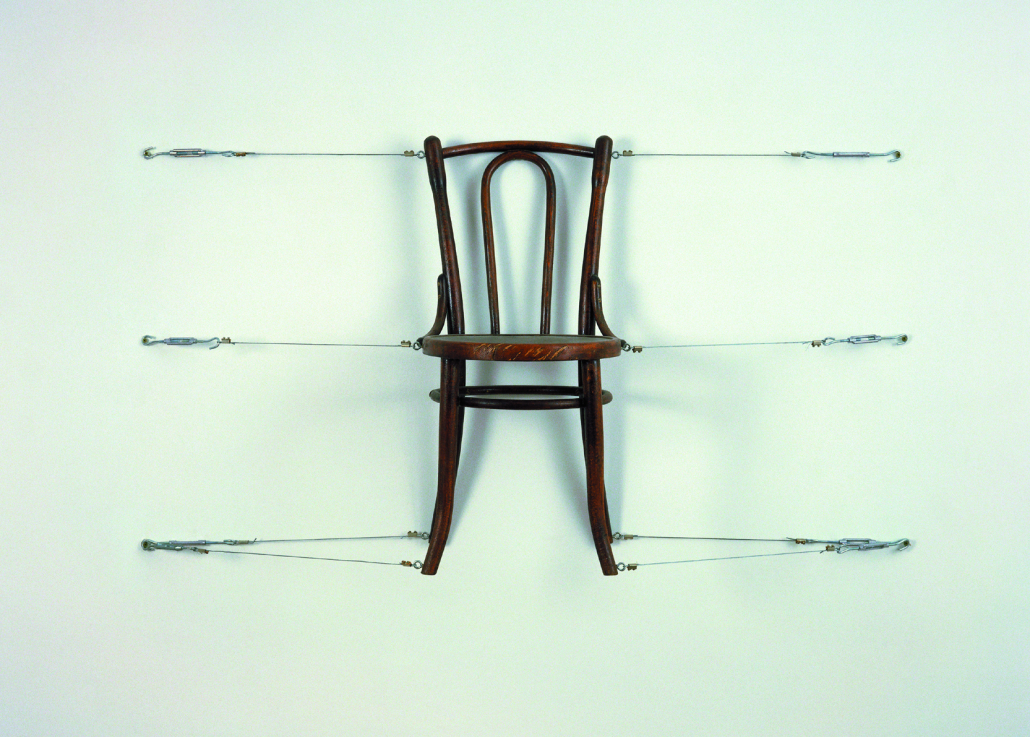EL-HASSAN Róza: Feszített szék (A Stretched objects-sorozatból), 1995, faszék, fém rögzítők