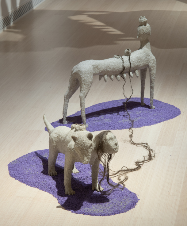 TRANKER Kata: Kétfejű erszényes, 2020, papírmassza, zúzott kő, ipari ragasztó, festett kender