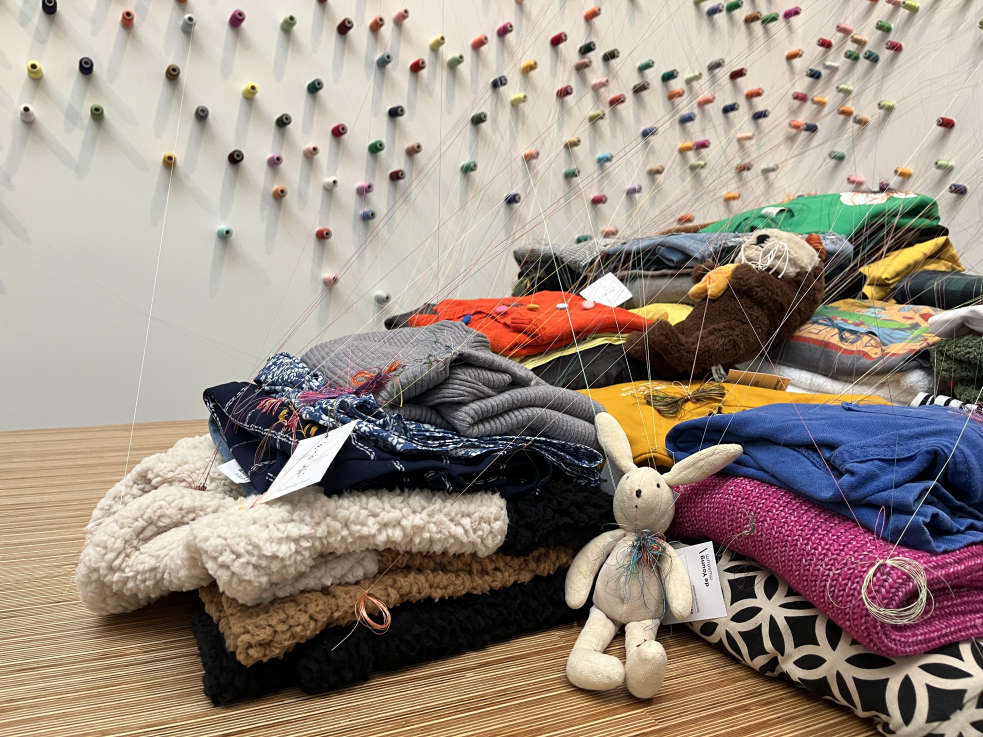 LEE Mingwei: A foltozó projekt |The Mending Project 2009  részvételi installáció, fonalak, szövetek, asztalok, székek | participatory installation, threads, textiles, tables, chairs  Fotó/Photo: LEE Studio