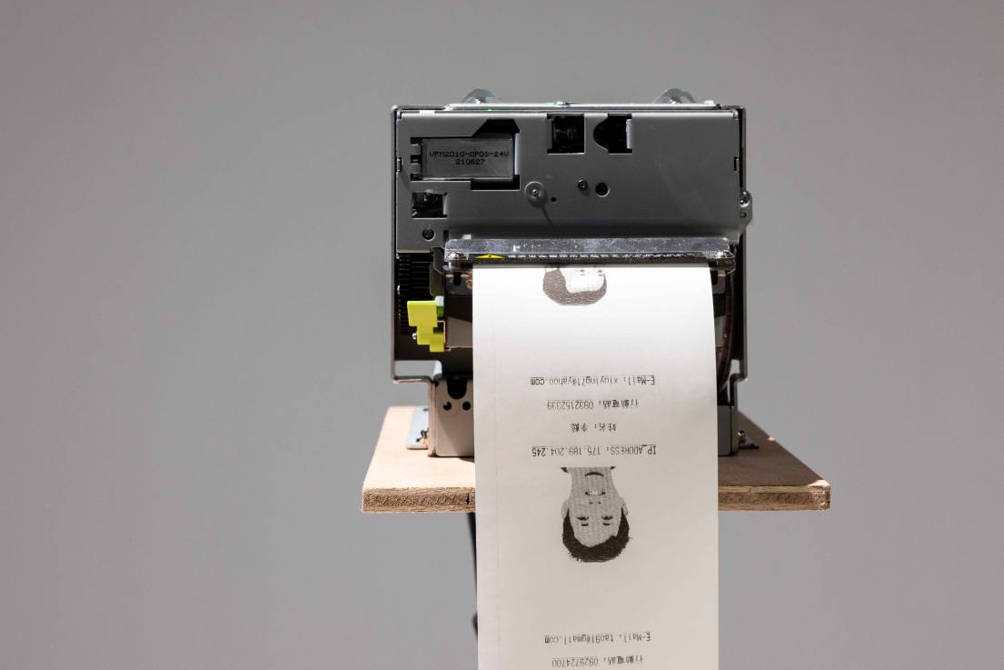 CHENG Hsien-Yu: Ez te is lehetnél | It Could Be You  2022 szoftver, hőpapír, nyomtatók, generatív videó | software, thermal paper, printers, generative real-time video  változó méretek | dimensions variable  Taiwan Contemporary Culture Lab