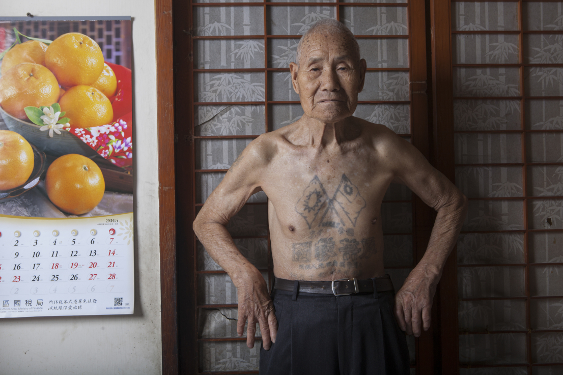 HUANG Tzu-Ming: Antikommunista tetoválások koreai háborús hadifoglyokon | Anti-Communist Tattoos on Korean War POWs 2010–2019 fotográfia | photograph egyenként 60,96 × 40,64 cm | each 60,96 × 40,64 cm