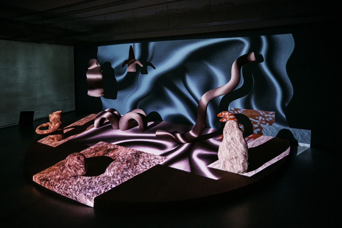 LIU Yu: Ha a történetek özönvízzé változnának | If Narratives Become the Great Flood  2020  kétcsatornás vetítés, színes, sztereó hang, videóinstalláció, agyagszobor | dual-channel playback, colour, stereo sound, video installation, clay figurine sculpture 12’38” Installation view © Hong Foundation