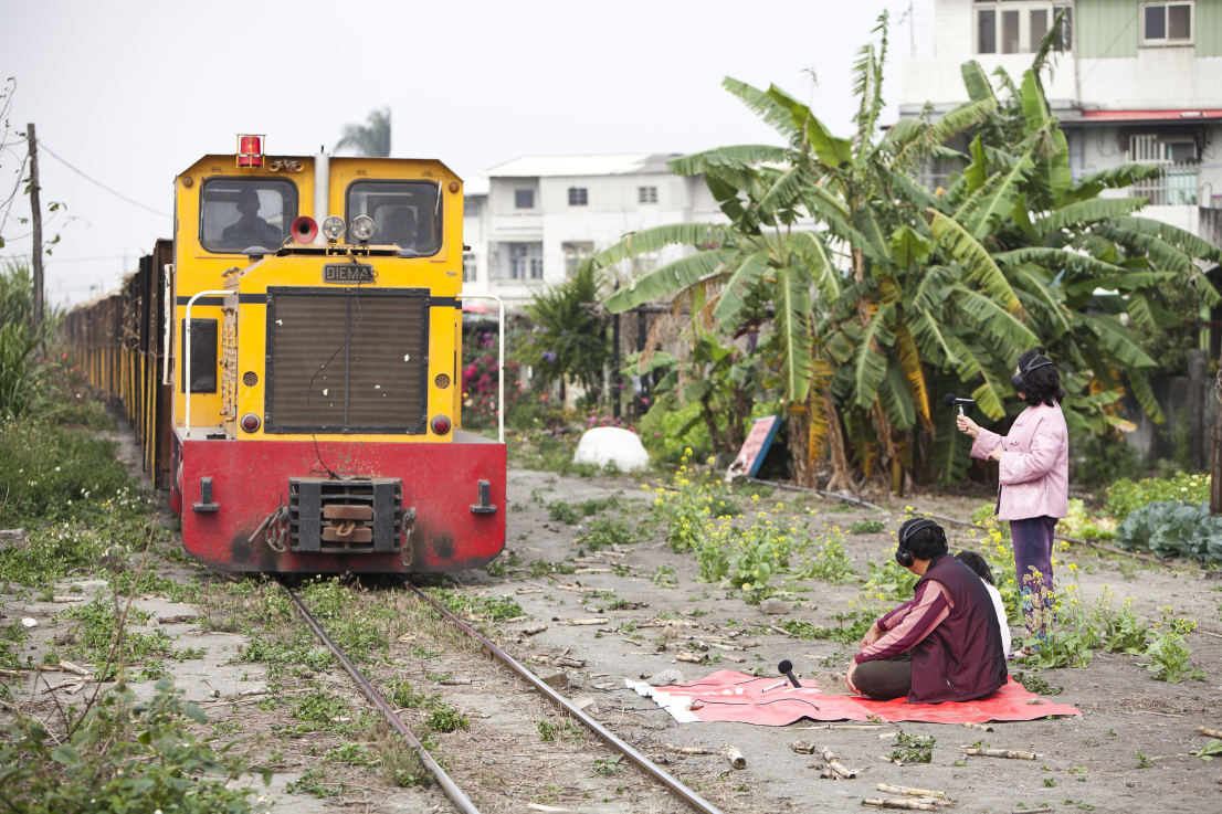 Hong-Kai WANG: Zene munka közben | Music While We Work  2011 többcsatornás hang- és kétcsatornás videóinstalláció, dokumentumfilm | multichannel sound and double-channel video installation, documentary 39’15”, 31’57” Fotó/Photo: Chen You-Wei