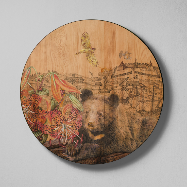 YANG Mao-Lin: A tavasz még nem ért véget – Fekete medve, liliom és Zeelandia L2301 | The Lasting Spring – Black Bear, Lily and Zeelandia L2301 2023 vegyes technika tajvani gyertyánfán | mixed media on Taiwan zelkova Ø 126 × 2,5 cm